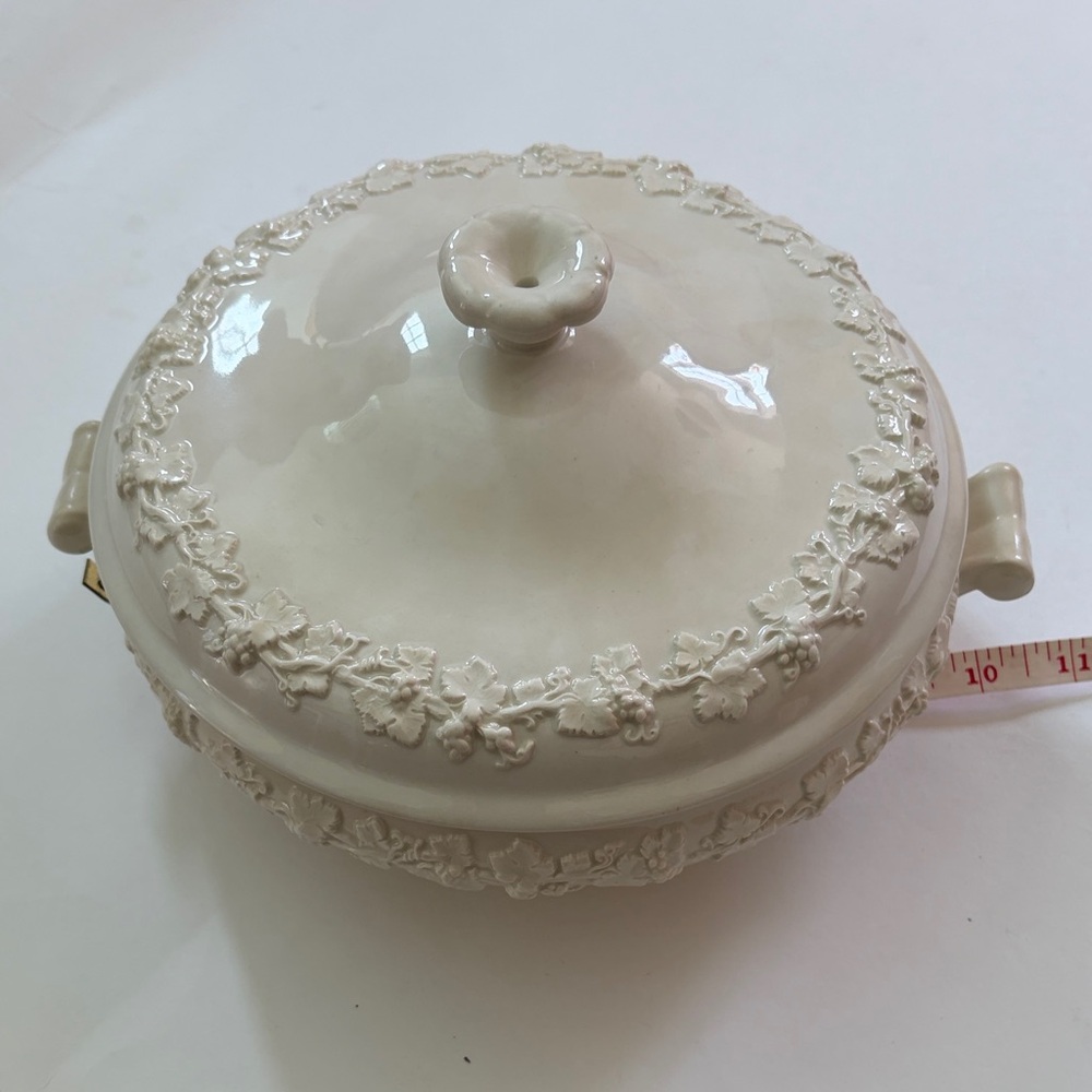 Wedgwood Queens Ware Tureen/Serving Bowl with Lid. Covered dish. Vintage.